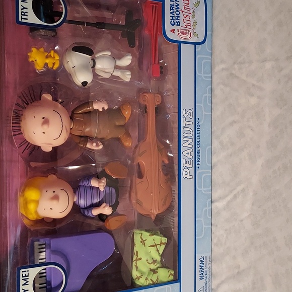Peanuts Figure Collection: A Charlie Brown Christmas - Picture 1 of 8